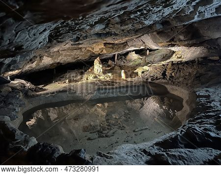The St. Beatus Caves - A Natural Wonder By Lake Thun (st. Beatus-höhlen - Das Naturwunder Am Thuners