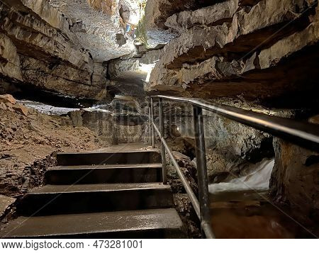 The St. Beatus Caves - A Natural Wonder By Lake Thun (st. Beatus-höhlen - Das Naturwunder Am Thuners