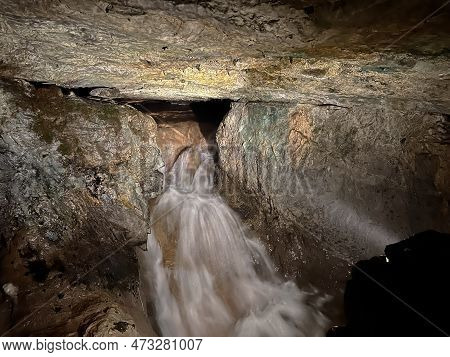 The St. Beatus Caves - A Natural Wonder By Lake Thun (st. Beatus-höhlen - Das Naturwunder Am Thuners