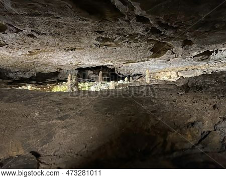 The St. Beatus Caves - A Natural Wonder By Lake Thun (st. Beatus-höhlen - Das Naturwunder Am Thuners