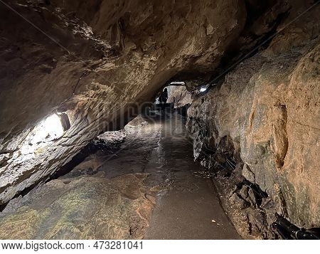 The St. Beatus Caves - A Natural Wonder By Lake Thun (st. Beatus-höhlen - Das Naturwunder Am Thuners