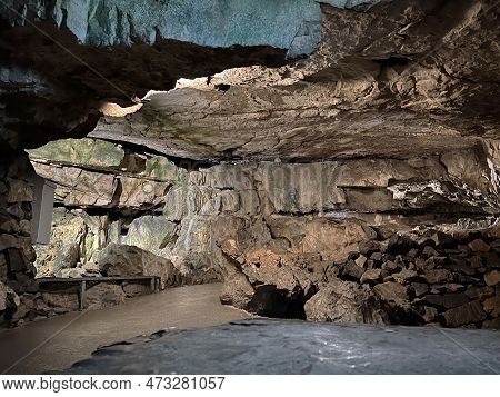 The St. Beatus Caves - A Natural Wonder By Lake Thun (st. Beatus-höhlen - Das Naturwunder Am Thuners