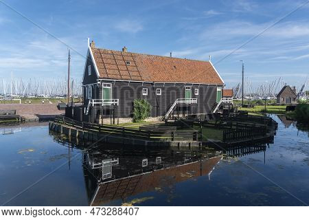 Enkhuizen, Netherlands - August 03, 2022: Ensemble With Historical Fishermen's Houses In The Zuiderz