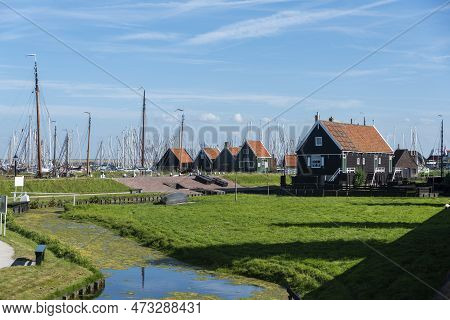 Enkhuizen, Netherlands - August 03, 2022: Ensemble With Historical Fishermen's Houses In The Zuiderz