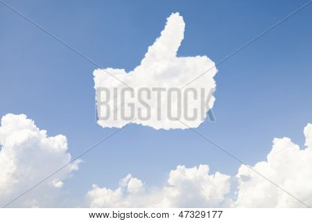 Polegar acima e como símbolo de conceito em nuvens no céu azul