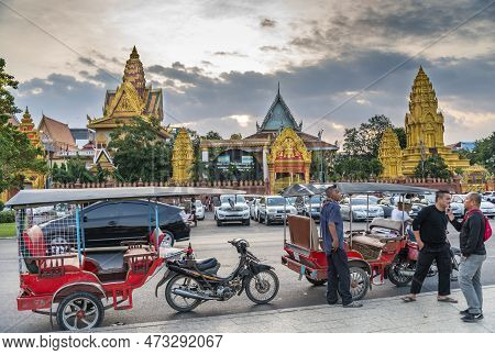Phnom Penh,cambodia-december 23rd 2022:motorbike Rickshaw Drivers Chat,as They Wait For Customers,pa