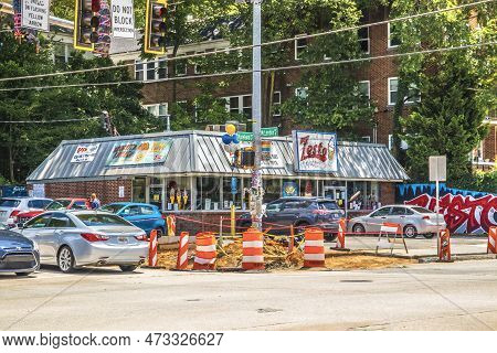 Atlanta, Ga Usa - 07 15 20: Zesto Ice Cream Store With Cars And People