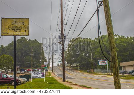 Decatur, Ga Usa - 07 07 20: Looking Down An Empty Highway Covington Road