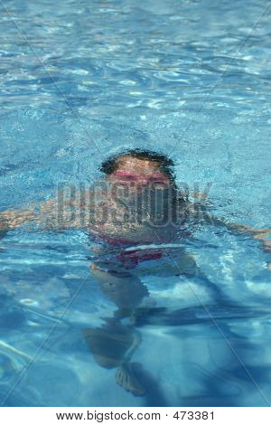 沉在水中的女孩