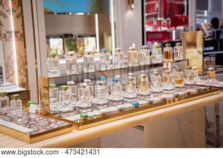 Kuala Lumpur, Malaysia - December 04, 2022: Estee Lauder Brand Retail Shop Logo Signboard On The Sto