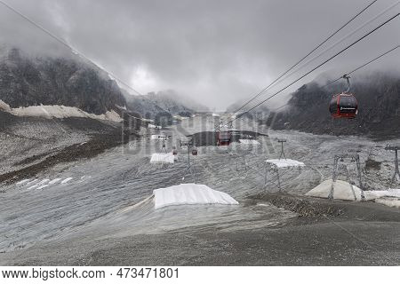 Neustift Im Stubaital, Austria- July 31, 2022: Cable Car In The Stubai Glacier, Austrian Alps