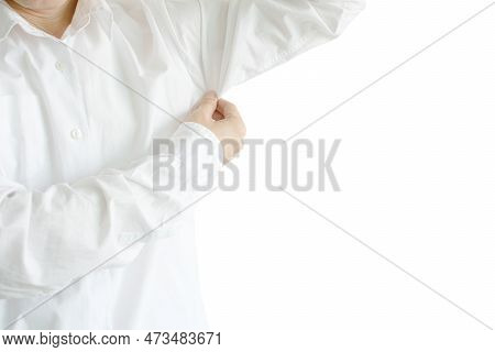 Men Wear White Sleeves, Arms Are Covered With Armpits, Sweat Are Unclean And Unclean. Health Care Co