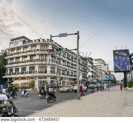 Phnom Penh,cambodia-december 23rd 2022: Many Motorbikes,cars And Moto-rickshaws Pass French Colonial