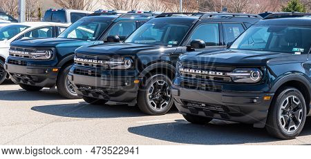 Monroeville, Pennsylvania, Usa March 26, 2023 Three Black Ford Bronco Suvs Lined Up For Sale At A De