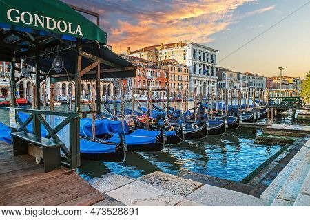 Venice, Italy - March 16, 2023: Gondola Station Traghetto Di Riva Del Vin (sestiere Di San Polo) On 