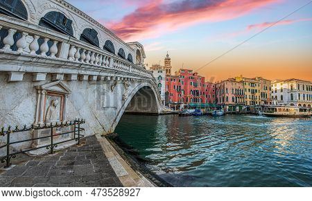 Venice, Italy - March 16, 2023: Ponte Di Rialto, An Ornate 16th Century Stone Footbridge Crossing Th
