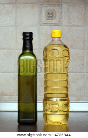 Due bottiglie di olio