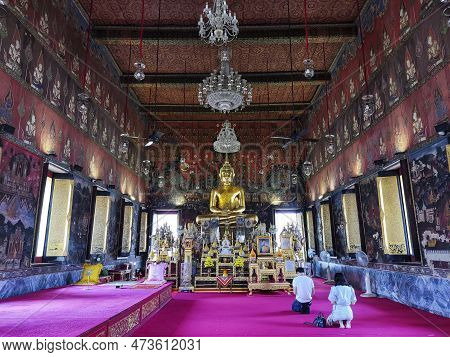 Bangkok, Thailand- 17 Feb, 2023: Golden Buddha Stuatue In Wat Pathum Wanaram Temple Which Is  Locate