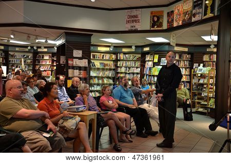 Jim Ottaviani bei Nicolas Books Juni 2013
