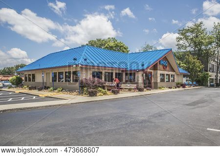 Duluth, Ga Usa - 05 25 20: Ihop Restaurant Worker Cleans Benches During The Covid-19 Pandemic
