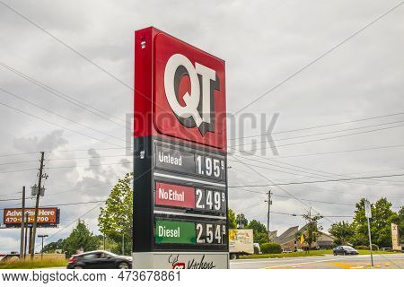 Doraville, Ga Usa - 07 06 20: Qt Gas Station Digital Road Sign 1.95 A Gallon Pandemic 2020