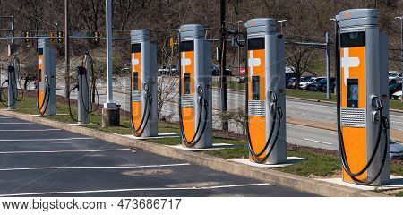 Monroeville, Pennsylvania, Usa March 26, 2023 Seven Electric Vehicle Charging Stations Lined Up At A