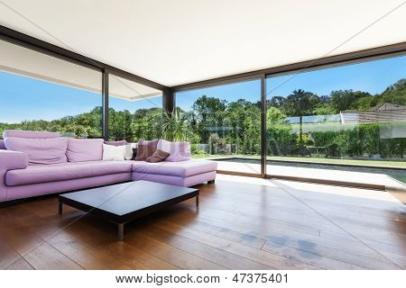 Moderne villa, interiør, bred stue med divan