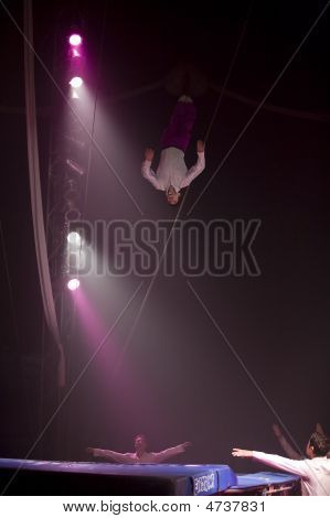 Circo Vargas Acrobat Trampoliner