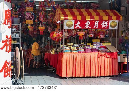 Georgetown, Penang, Malaysia - September 01, 2014: Chinese Shop With Traditional Mooncakes For Chine