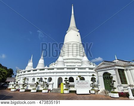 Bangkok, Thailand- 14 Feb, 2023: View Of Grand, Whitewashed Stupa In Wat Prayoon, Bangkok. It Sits O