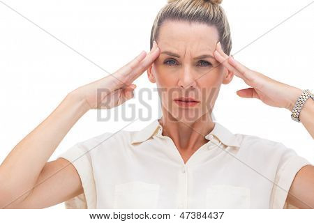카메라를 보고 머리에 손으로 wincing 사업가