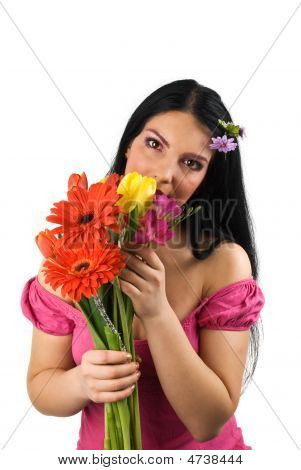 Mujer solitaria con flores de primavera