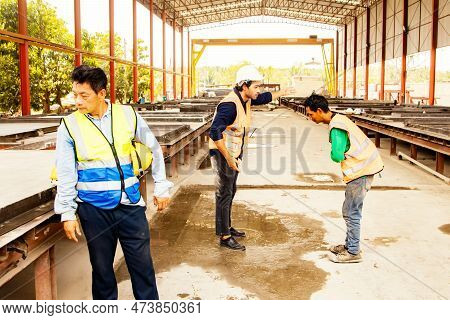 Colleagues Stand Tense As The Safety Officer Foreman Scolds The Male Worker's Negligence For Not Fol
