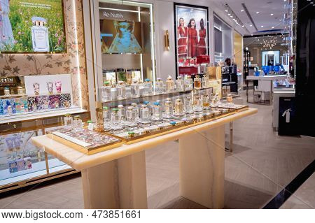 Kuala Lumpur, Malaysia - December 04, 2022: Estee Lauder Brand Retail Shop Logo Signboard On The Sto