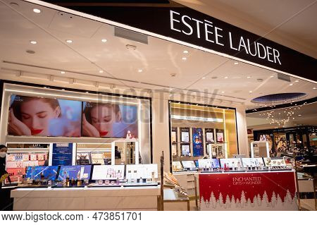 Kuala Lumpur, Malaysia - December 04, 2022: Estee Lauder Brand Retail Shop Logo Signboard On The Sto