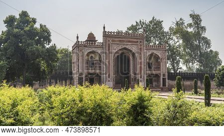 The Building In The Tomb Of Itmad-ud-daulah Complex Is Built Of Red Sandstone, Decorated With White 