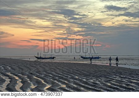 Sunrise Timelapse In Bali On Two Boats 4k Timelapse. Sunrise
