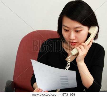 Vrouw op een telefoon