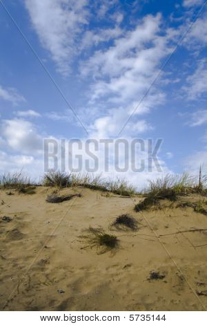 Sanddünen unter schön getrübt Himmel