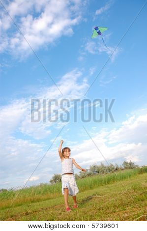 Mädchen mit einem Drachen spielen