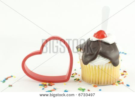 Magdalena de helado con corazón rojo