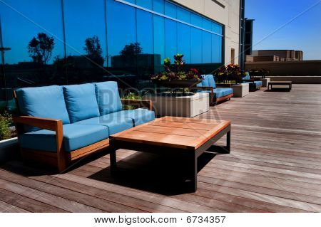 Outdoor-Möbel auf Holzdeck
