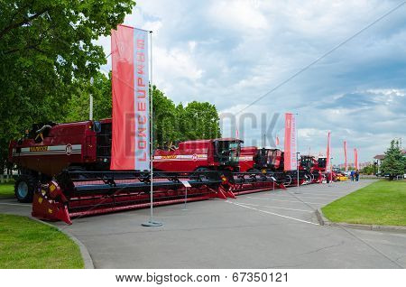 Combine Harvesters  Propelled  