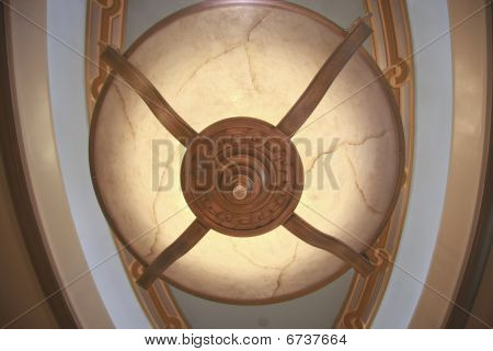 ดูด้านล่างของโคมระย้า Alabaster ที่เร่าร้อน