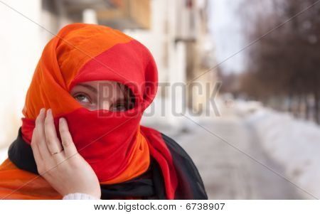 Ragazza In rossa Purdah