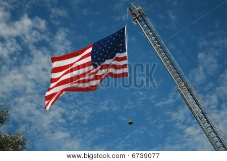 amerikanische Flagge mit Feuerwehrmann Hut