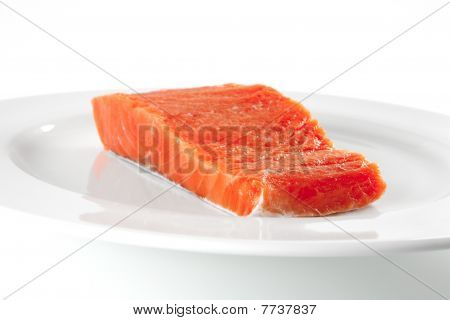 Saumon rose sur plaque blanche