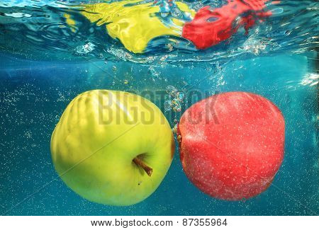 apple in water