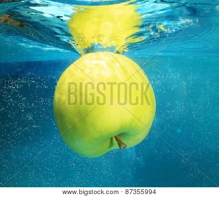apple in water