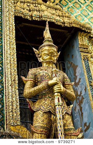 ยักษ์ยืนรอบ ๆ เจดีย์ของประเทศไทย